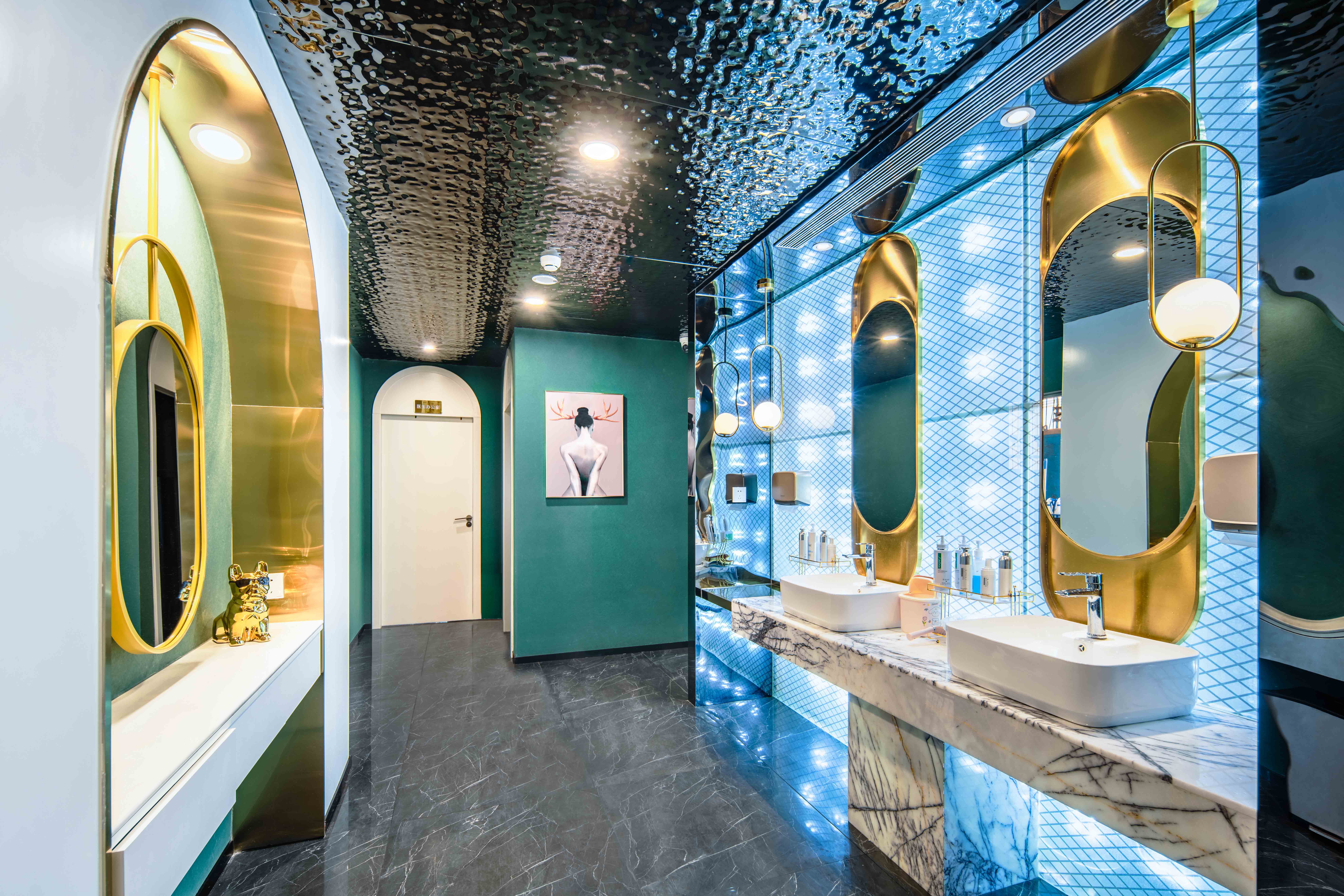 充满艺术气息的走廊